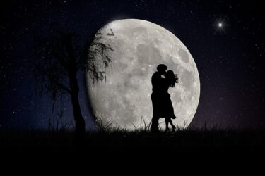 月の満ち欠けが恋愛に与える影響とは？